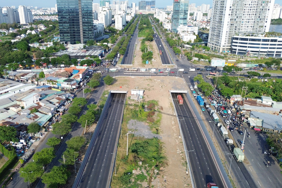 Giao thông TP.HCM chạy nước rút, lo nhất mặt bằng và vật liệu