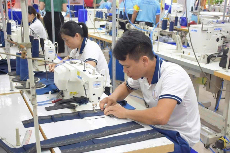 Vải vụn, quần áo lỗi được 'hồi sinh' thành sản phẩm mới