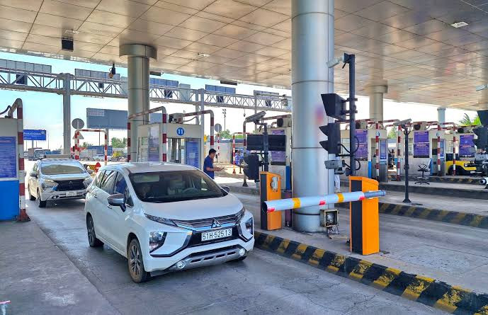 Xe trùm bạt vẫn mất phí ví ETC: Tài xế bức xúc, VETC và ePass nói gì?