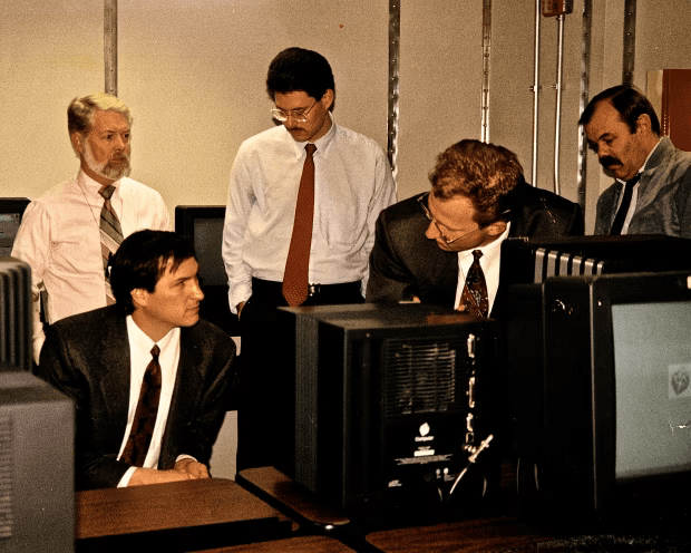 Steve Jobs trụ vững ở NeXT nhờ hợp đồng bí mật với CIA, trở lại Apple trong khải hoàn