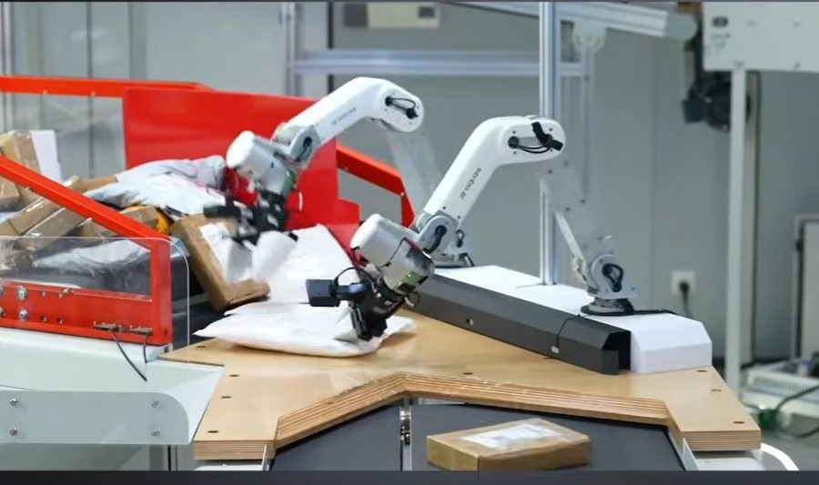 Robot AI Trung Quốc sắp thay thế lao động phổ thông trong phân loại bưu kiện
