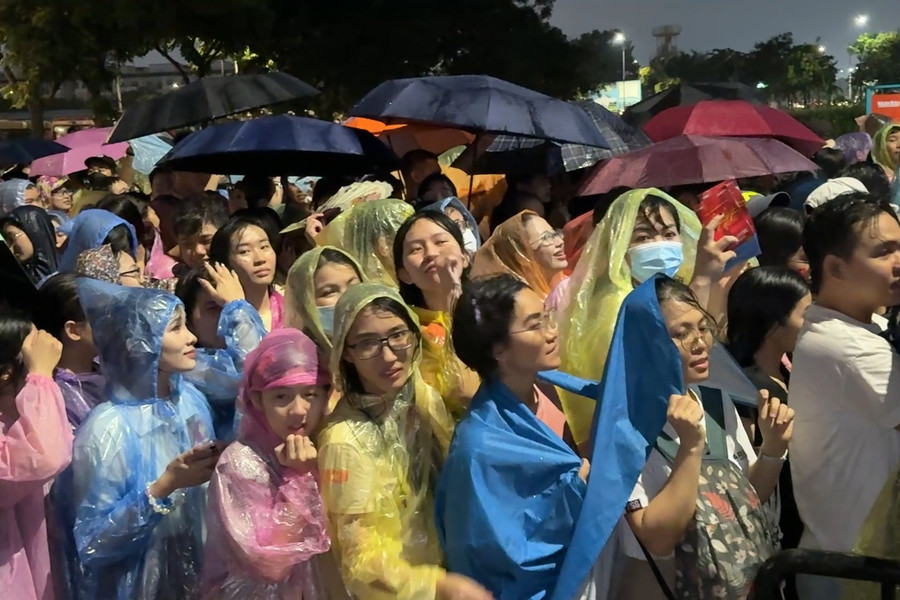 Video: Gen Z đội mưa check-in xem ‘Tổ quốc trong tim 2026’