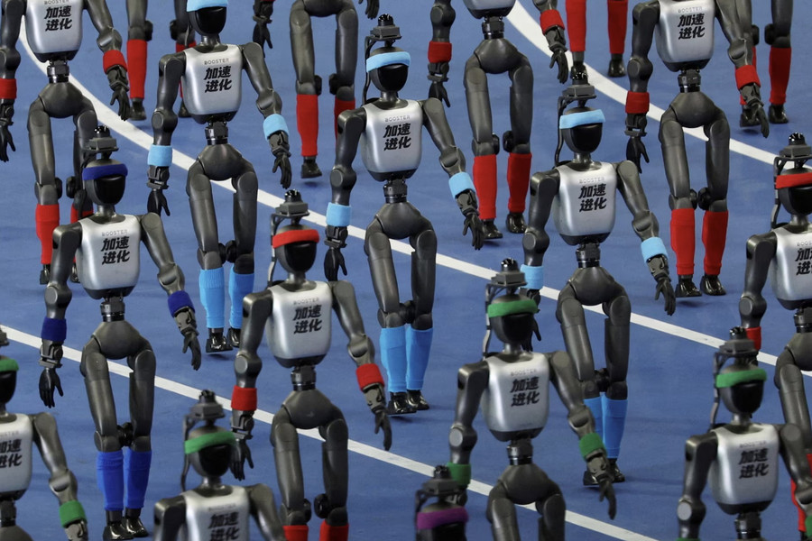 Robot hình người chạy nhanh hơn Usain Bolt, nhưng có cắm được dây cáp?