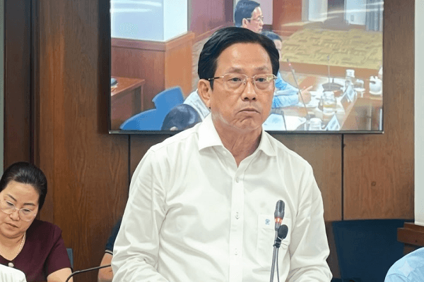 Thiếu chỗ học và sách giáo khoa tại TP.HCM: Lãnh đạo Sở chính thức lên tiếng!