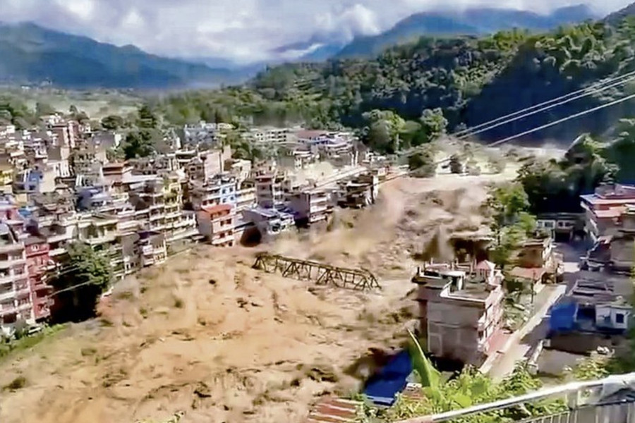 Thảm họa ở Nepal - Trung Quốc: Ông Trump nói nhà cửa bị cuốn phăng như que tăm