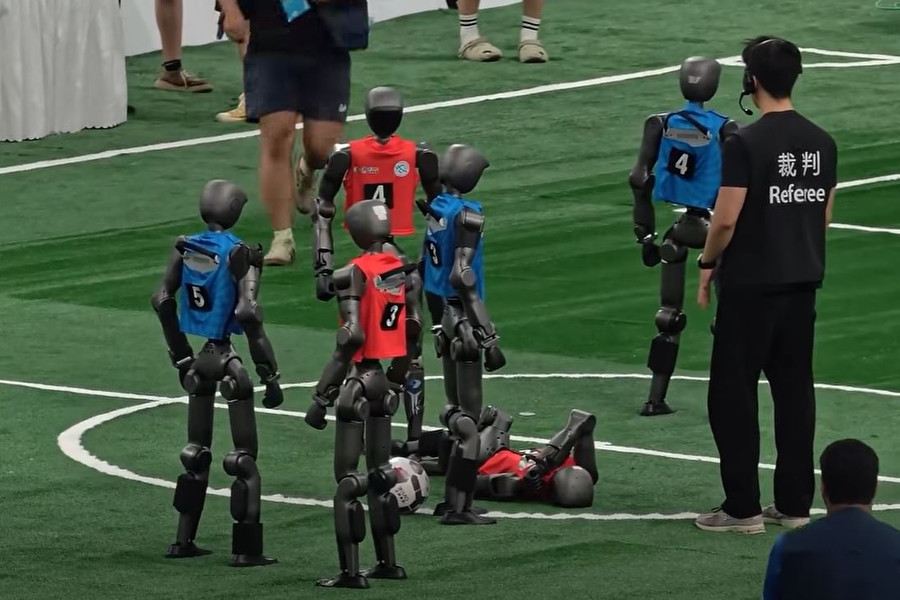Các cầu thủ robot hình người đá bóng thì ít, đánh nguội thì nhiều