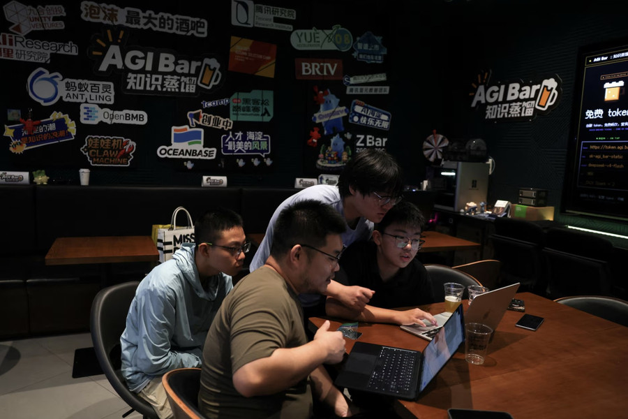 AGI Bar ở ‘Thung lũng Silicon Trung Quốc’ chật kín khách nhờ tặng token miễn phí