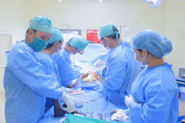 Hồi sinh đôi chân sau 90 phút: Kì tích người đàn ông 53 tuổi thoát cảnh tàn phế