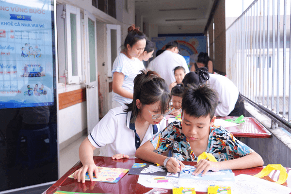 Ngày khai giảng ngay giữa buồng bệnh: Ấm áp tình người