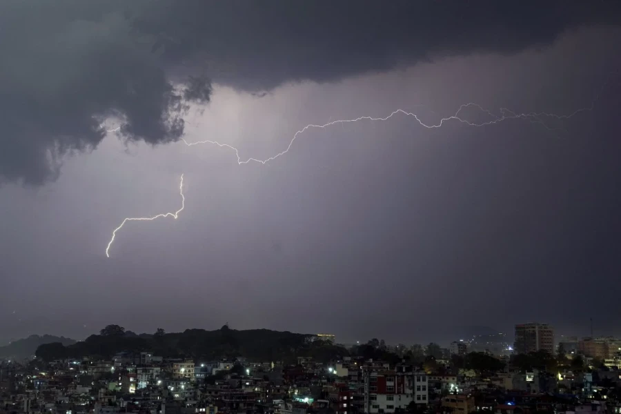 Vệ tinh săn sét mạnh nhất thế giới hỗ trợ cứu hộ lũ lụt ở Trung Quốc - Nepal