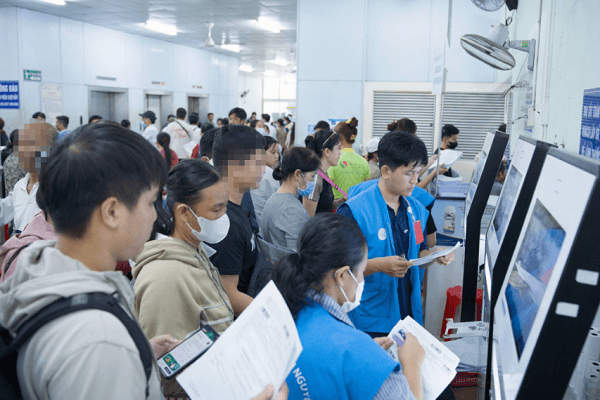 Bệnh viện Chợ Rẫy vỡ kỉ lục lịch sử: 10.000 bệnh nhân vây kín trong một ngày