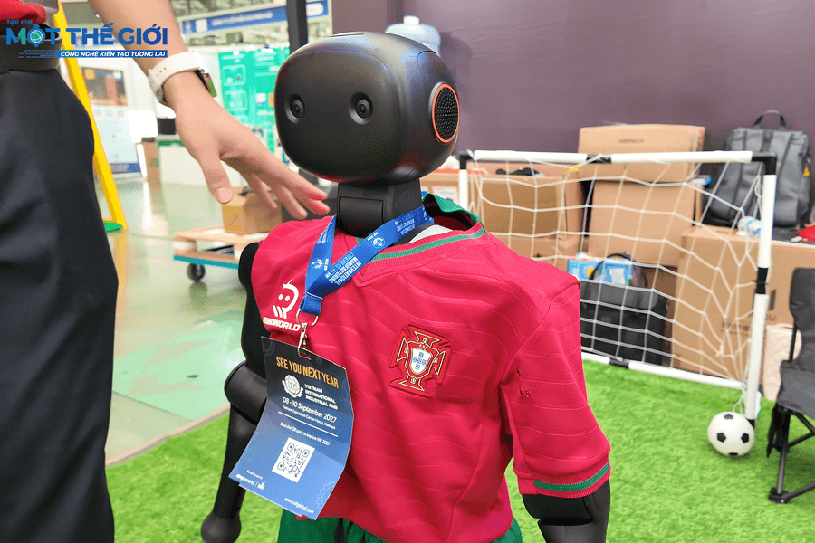 Video: Robot chó, robot mặc áo Ronaldo khuấy động HI-TECH VIETNAM 2026