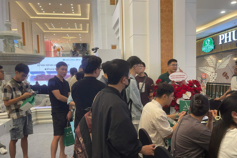 Video: Người dân xếp hàng trải nghiệm iPhone 18 Pro và Pro Max trong ngày đầu tiên mở bán tại Việt Nam