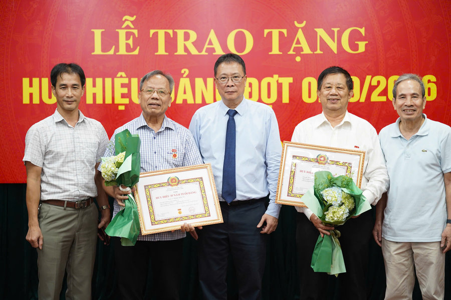 CHI BỘ HỘI THÔNG TIN KHOA HỌC VÀ CÔNG NGHỆ VIỆT NAM TỰ HÀO ĐÓN NHẬN HUY HIỆU 35 NĂM TUỔI ĐẢNG CHO BA ĐẢNG VIÊN ƯU TÚ