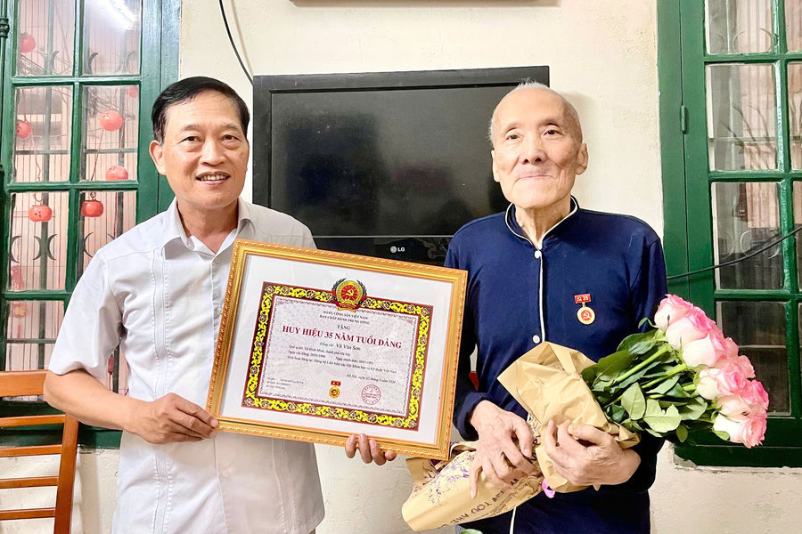 Chủ tịch Trần Văn Tùng trao tặng Huy hiệu 35 năm tuổi Đảng cho nguyên lãnh đạo VASTI