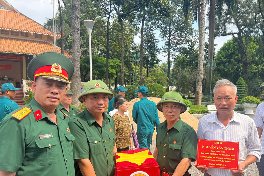 ‘Ngày xưa anh bế em, nay em đón anh về’